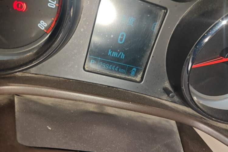 Used Buick Regal 2012 2.0L Luxury Edition Odometer Close Up