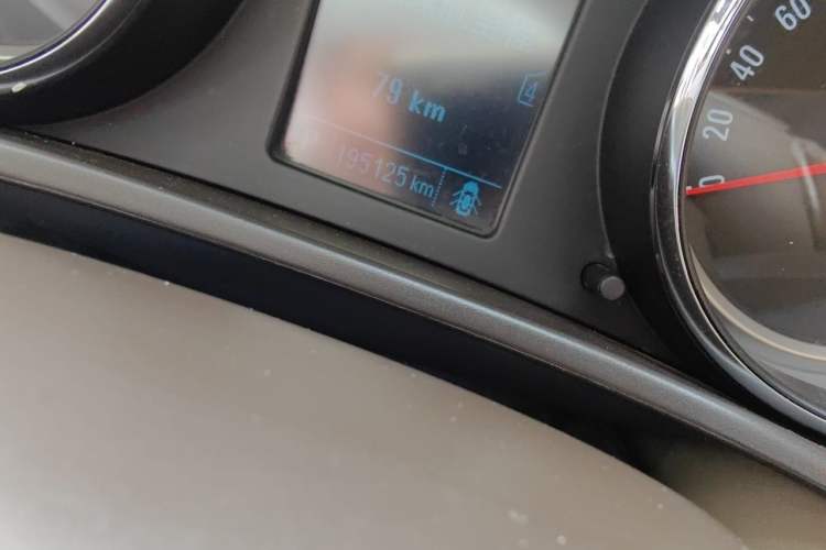 Used Buick Regal 2012 2.0L Luxury Edition Odometer Close Up