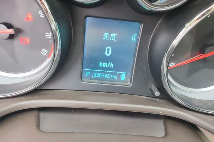 Used Buick Regal 2012 2.0L Luxury Edition Odometer Close Up