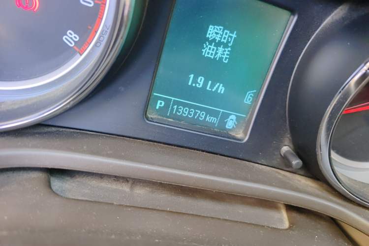 Used Buick Regal 2012 2.0L Comfort Edition Odometer Close Up