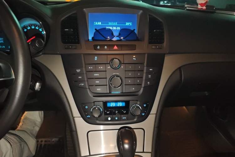 Used Buick Regal 2013 1.6T Automatic Elite Sport Edition Audio And AC Panel