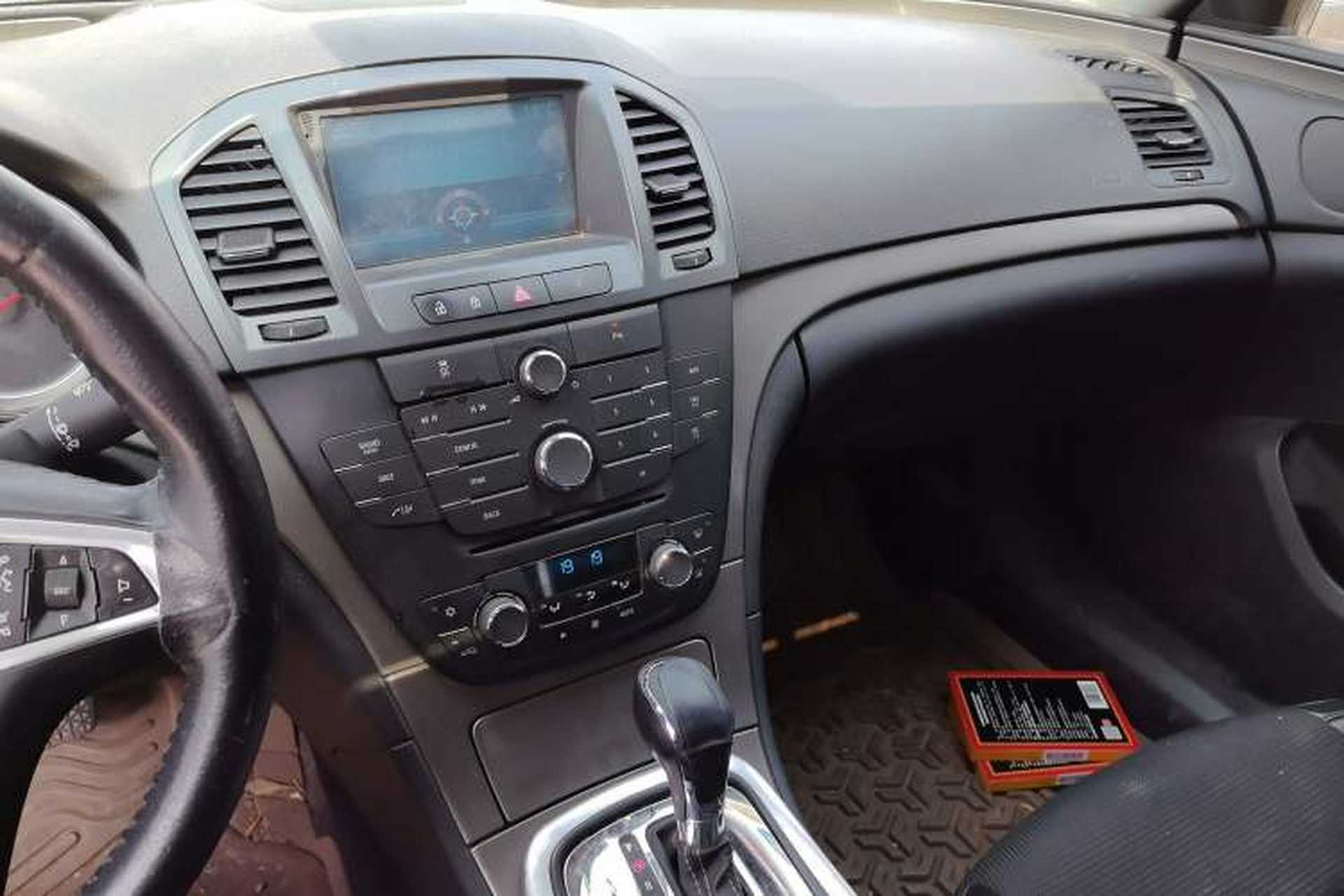 Used Buick Regal 2013 1.6T Automatic Elite Sport Edition Audio And AC Panel