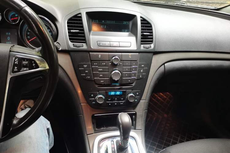 Used Buick Regal 2013 1.6T Automatic Elite Sport Edition Audio And AC Panel
