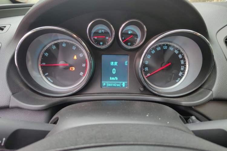 Used Buick Regal 2013 1.6T Automatic Elite Sport Edition Odometer Close Up