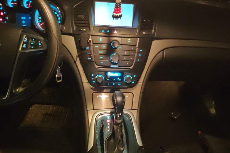Used Buick Regal 2013 1.6T Automatic Elite Sport Edition Audio And AC Panel
