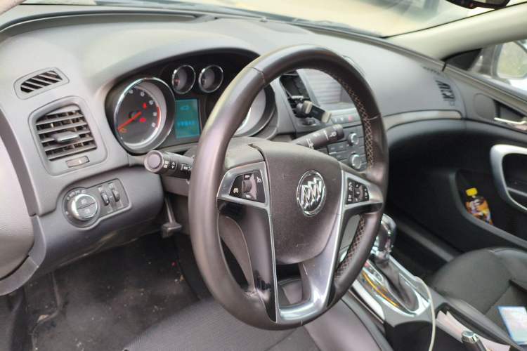 Used Buick Regal 2013 1.6T Automatic Elite Sport Edition Center Console
