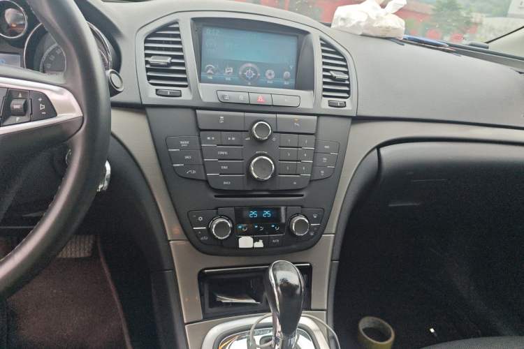 Used Buick Regal 2013 1.6T Automatic Elite Sport Edition Audio And AC Panel