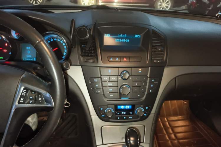 Used Buick Regal 2013 1.6T Automatic Elite Sport Edition Audio And AC Panel