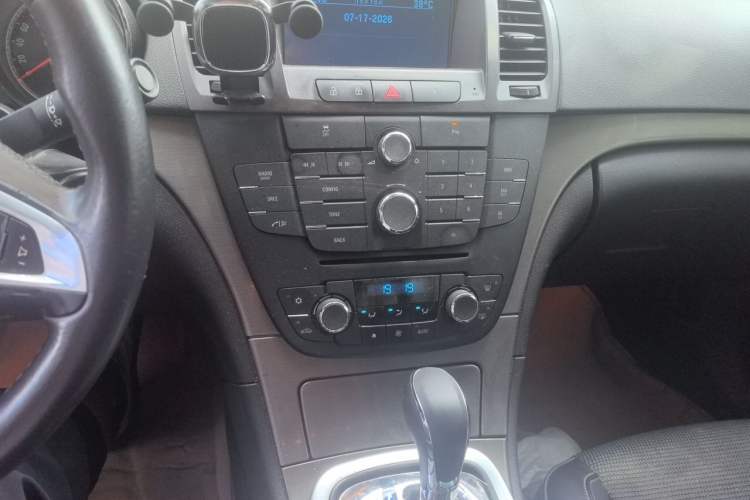 Used Buick Regal 2013 1.6T Automatic Elite Sport Edition Audio And AC Panel