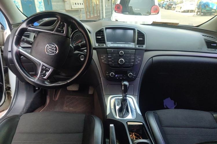 Used Buick Regal 2013 1.6T Automatic Elite Sport Edition Center Console