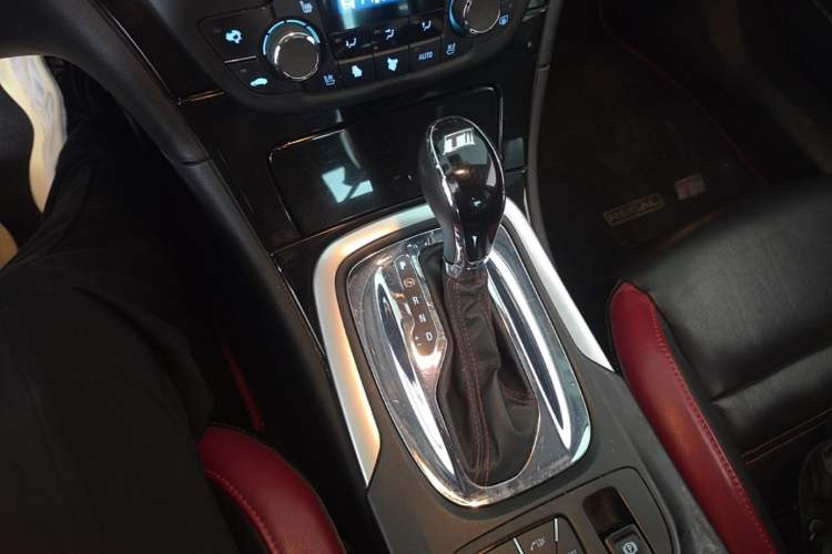 Used Buick Regal 2013 GS 2.0T Sport Edition Gear Lever