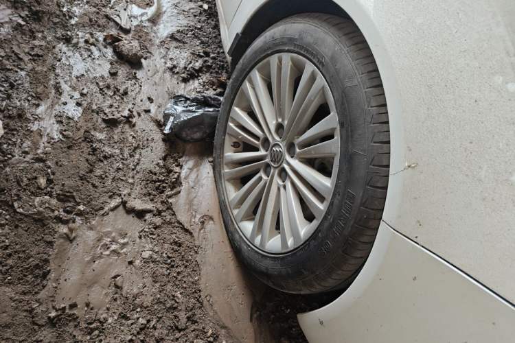 Used Buick Regal 2013 GS 2.0T Grand Sport Edition Right Front Wheel Hub