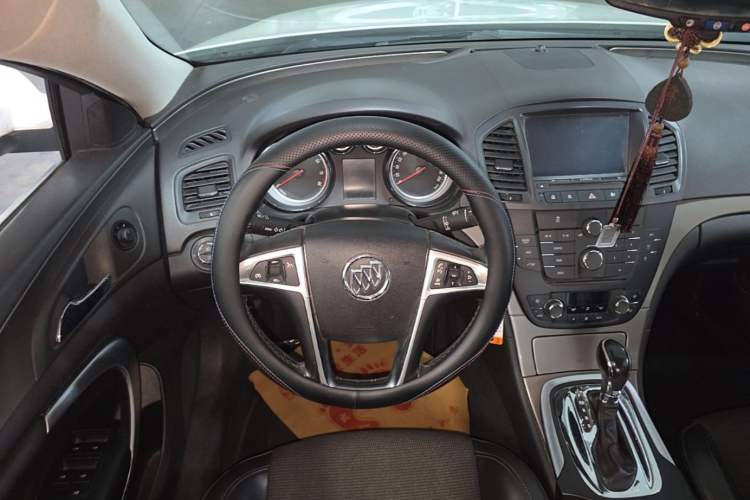 Used Buick Regal 2013 1.6T Automatic Elite Sport Edition Steering Wheel