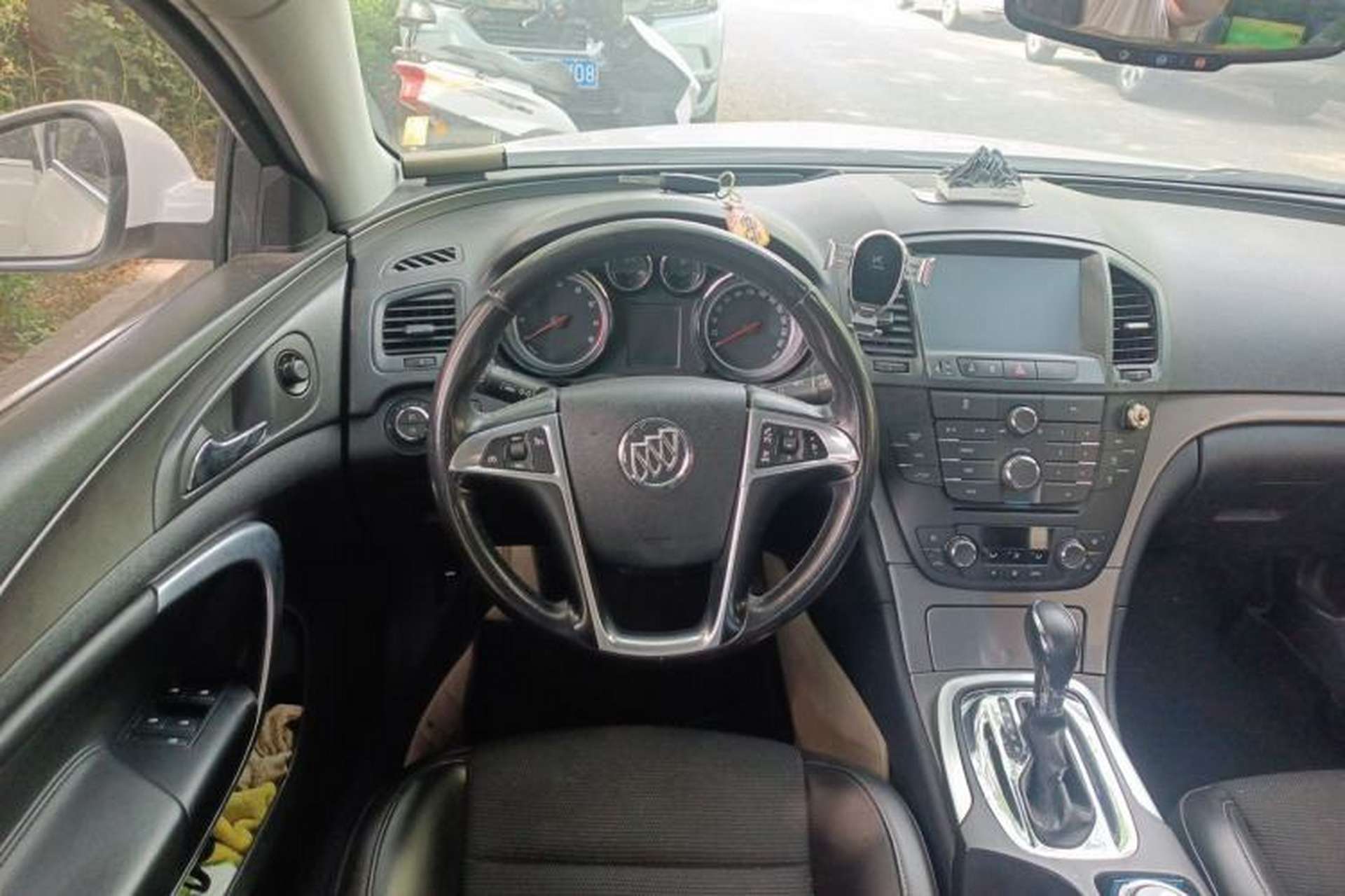Used Buick Regal 2013 1.6T Automatic Elite Sport Edition Steering Wheel