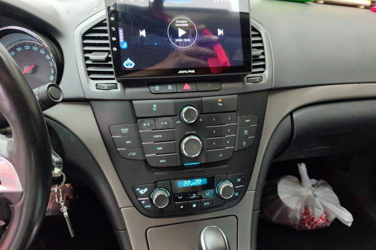 Used Buick Regal 2013 1.6T Automatic Elite Sport Edition Audio And AC Panel
