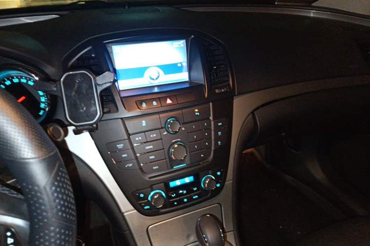 Used Buick Regal 2013 1.6T Automatic Elite Sport Edition Audio And AC Panel