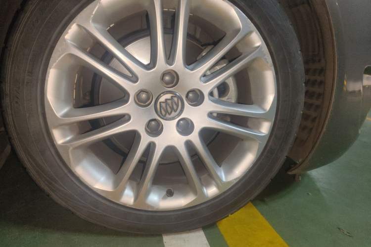 Used Buick Regal 2013 GS 2.0T Grand Sport Edition Right Front Wheel Hub