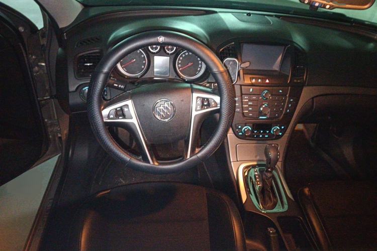 Used Buick Regal 2013 1.6T Automatic Elite Sport Edition Steering Wheel