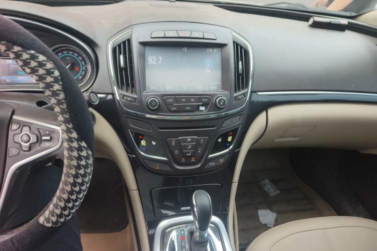 Used Buick Regal 2014 2.0L Elite Fashion Edition Audio And AC Panel