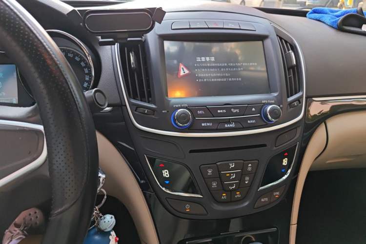 Used Buick Regal 2014 2.0L Leading Fashion Edition Audio And AC Panel