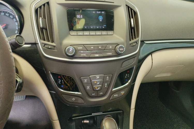 Used Buick Regal 2014 2.0L Leading Fashion Edition Audio And AC Panel