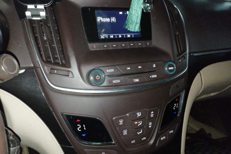 Used Buick Regal 2014 2.0L Leading Fashion Edition Audio And AC Panel