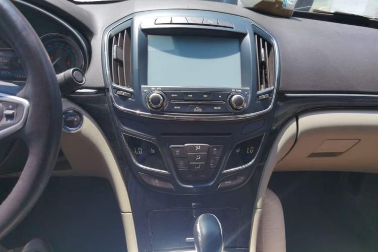 Used Buick Regal 2014 2.0L Elite Fashion Edition Audio And AC Panel