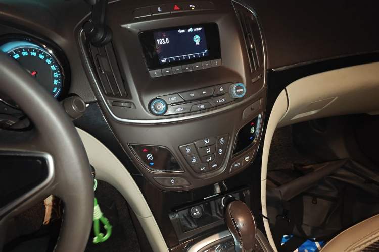 Used Buick Regal 2014 2.0L Leading Fashion Edition Audio And AC Panel