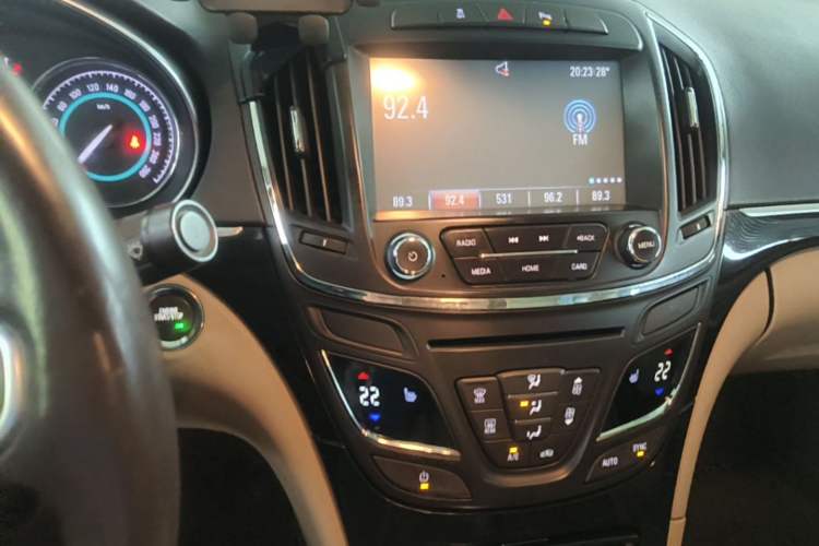 Used Buick Regal 2014 2.0L Elite Fashion Edition Audio And AC Panel
