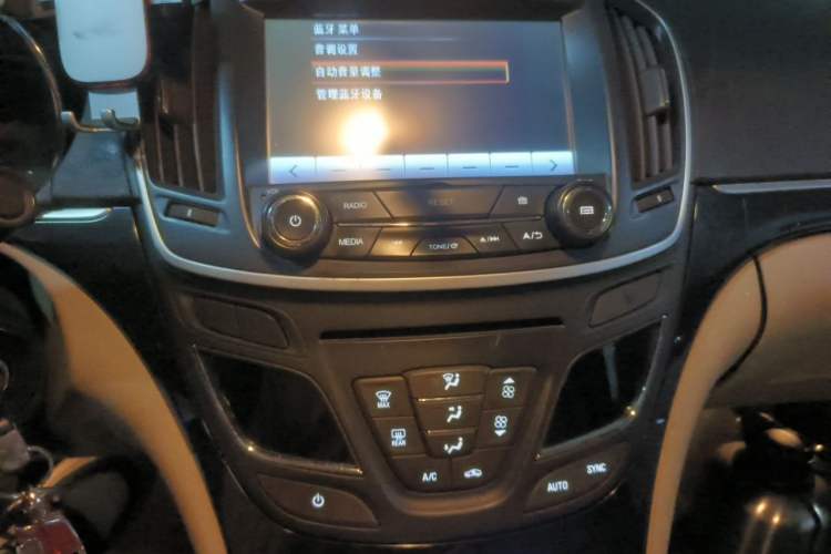 Used Buick Regal 2014 2.0L Elite Fashion Edition Audio And AC Panel