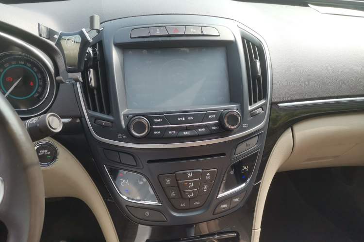 Used Buick Regal 2014 2.0L Elite Fashion Edition Audio And AC Panel