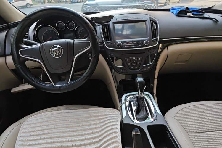 Used Buick Regal 2014 2.0L Leading Fashion Edition Center Console