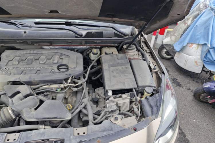Used Buick Regal 2014 2.0L Elite Fashion Edition Engine Bay Left