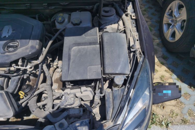 Used Buick Regal 2014 2.0L Elite Fashion Edition Engine Bay Left