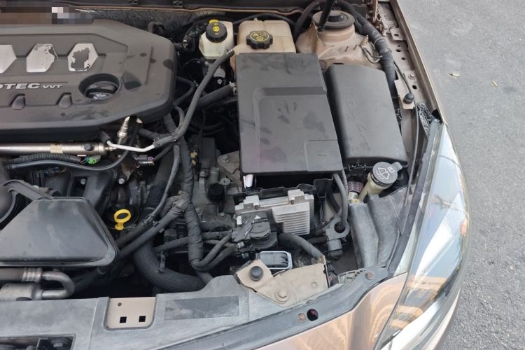 Used Buick Regal 2014 2.0L Elite Fashion Edition Engine Bay Left