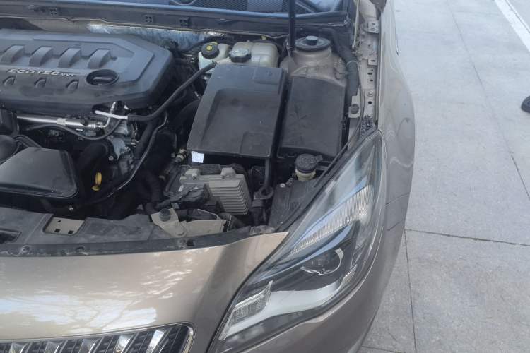 Used Buick Regal 2014 2.0L Leading Fashion Edition Engine Bay Left