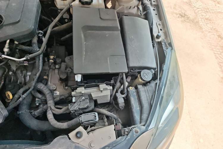 Used Buick Regal 2014 2.0L Elite Fashion Edition Engine Bay Left