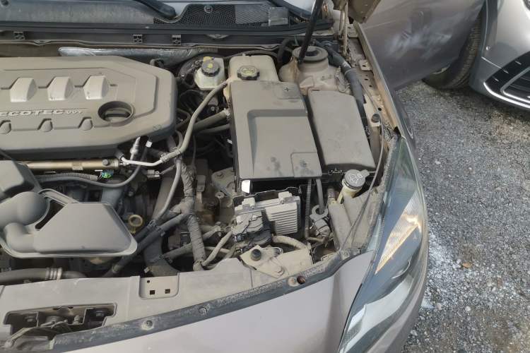 Used Buick Regal 2014 2.0L Elite Fashion Edition Engine Bay Left