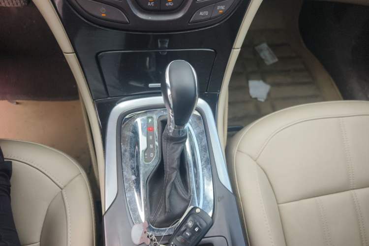 Used Buick Regal 2014 2.0L Elite Fashion Edition Gear Lever