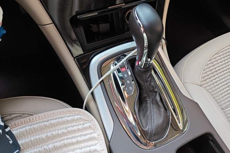 Used Buick Regal 2014 2.0L Leading Fashion Edition Gear Lever