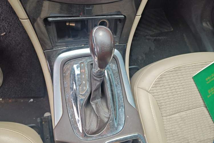 Used Buick Regal 2014 2.0L Leading Fashion Edition Gear Lever