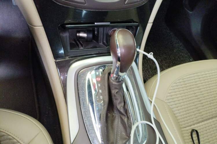 Used Buick Regal 2014 2.0L Leading Fashion Edition Gear Lever