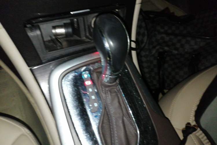 Used Buick Regal 2014 2.0L Leading Fashion Edition Gear Lever