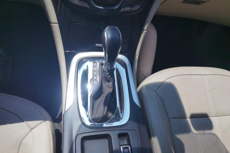 Used Buick Regal 2014 2.0L Elite Fashion Edition Gear Lever