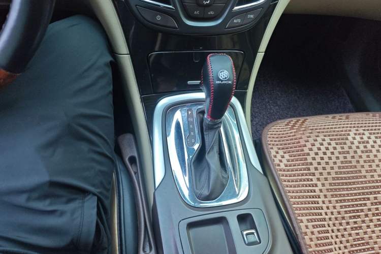 Used Buick Regal 2014 2.0L Elite Fashion Edition Gear Lever
