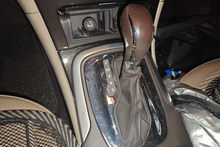 Used Buick Regal 2014 2.0L Leading Fashion Edition Gear Lever