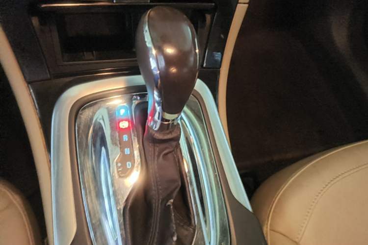 Used Buick Regal 2014 2.0L Elite Fashion Edition Gear Lever