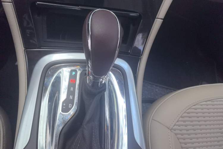 Used Buick Regal 2014 2.0L Leading Fashion Edition Gear Lever
