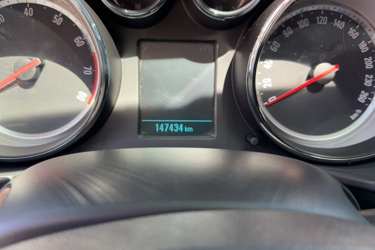 Used Buick Regal 2014 1.6T Fashionable Tech Edition Odometer Close Up
