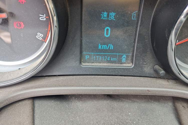Used Buick Regal 2014 2.0L Leading Fashion Edition Odometer Close Up